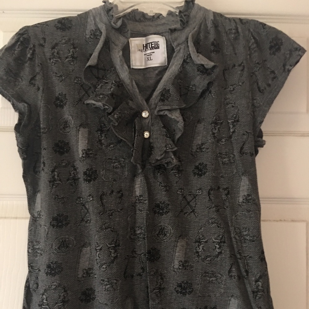 ‼️Sold‼️4X$10‼️ Whitetag Cute Blouse with ruffles